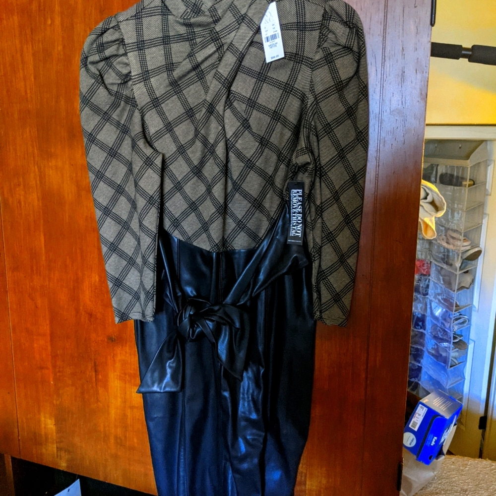 Mixed media, professional dress. Size medium petit